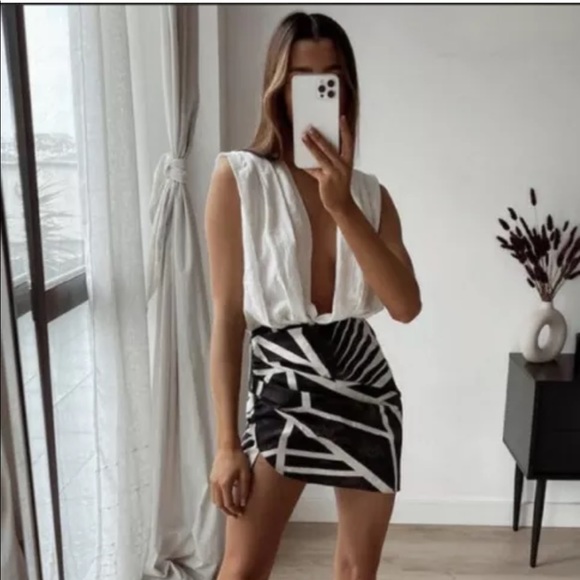 2840//118 ZARA WOMAN NWT SS21 BLACK// WHITE PRINTED DRAPED SKIRT ALL SIZES REF